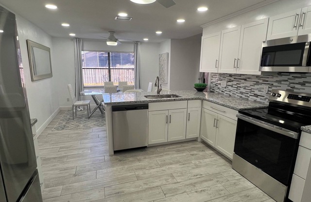 Newly remodeled 3-bedroom house in Port Orange close to beach & racetrack!