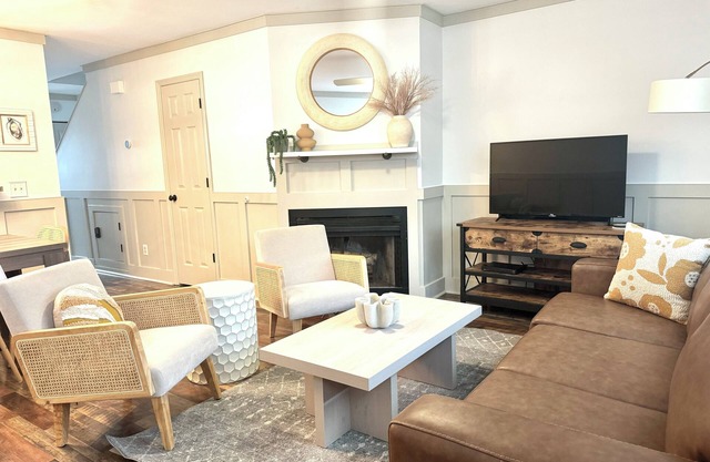 Newly Remodeled chic 2-bedroom townhome in beautiful Port Royal w. private patio