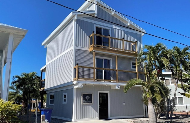 Newly remodeled, relaxing, romantic ground floor 1 bedroom waterfront getaway.