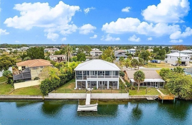 Newly remodeled gulf canal home w/floating dock and kayaks