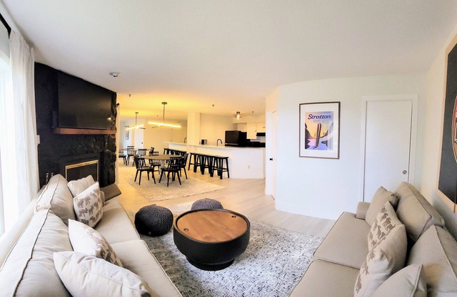 Newly Renovated 2BR - walk to lift; walk to Stratton Village; easy parking