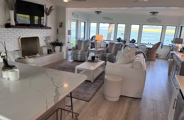 Newly renovated 3BR river home with views nestled between Beaufort and Bluffton