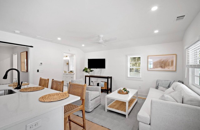 Newly Renovated Coastal Cottage - Downtown Beaufort