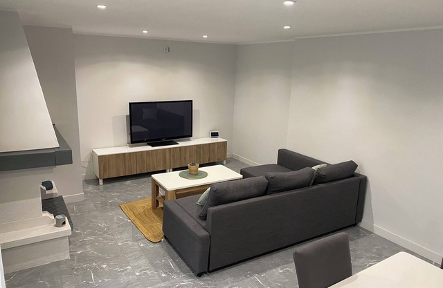 Newly renovated house private parking beach convenience bus station and port airport