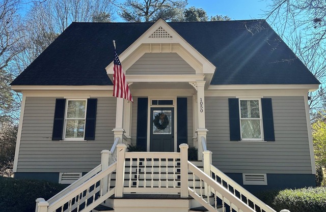 Newly Renovated Lake Access Cottage in Reynolds with Kid's bunks & near Ritz!