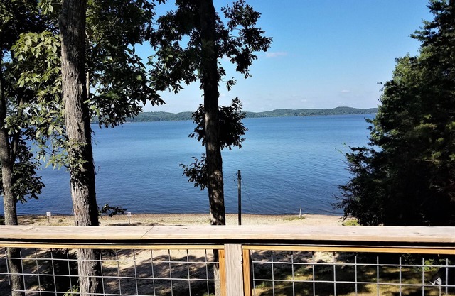 Newly Renovated Lakeside Cottage, Beautiful Lake Views With Adjacent Boat Ramp.