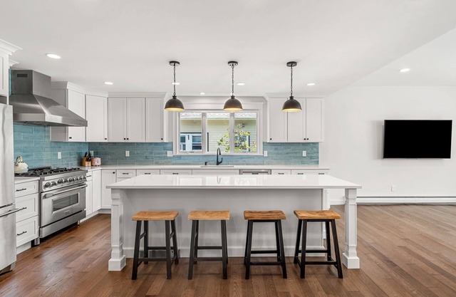Newly Renovated Luxury 5BR Home + Office, Walk to Beach & Town