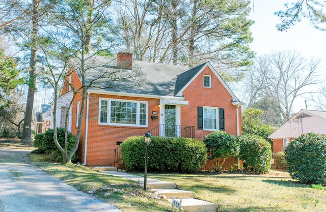 Newly Renovated Mid-Century Home. Walk to Downtown Fuquay. Close to Raleigh.