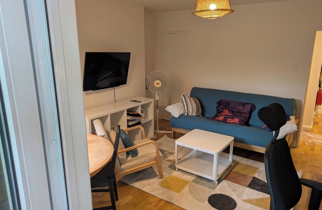 Newly renovated near river, zone 2 quiet and cozy apartment , sleeps 4