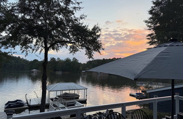 Newly Renovated- Scenic Stays-Lake Front, Fire Pit, Private Dock. Sleeps 8