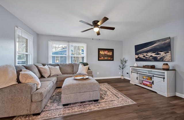 Newly Renovated, Steps to Downtown, 2 King Beds