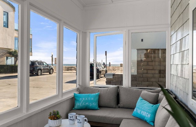 Newly Updated! - Oceanview Sea Gem Cottage- Bikes/Boards,10 sec walk to beach