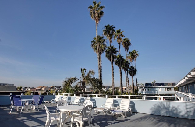 Newport Channel Inn - Near Huntington State Beach