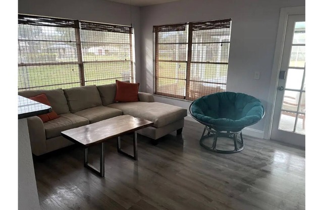 NewTampa-W. Chapel 3 room 1.5 bath with a pool on 1 acre. SMOKE & PET FREE!