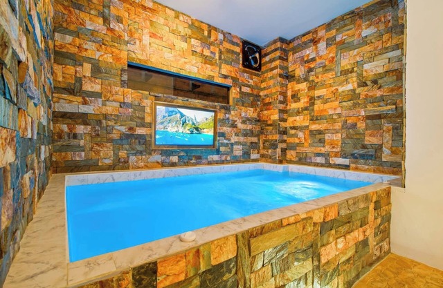 Next to Lleras Park, Huge Jacuzzi! 6-bd apartment 1 block from Park LLeras 6