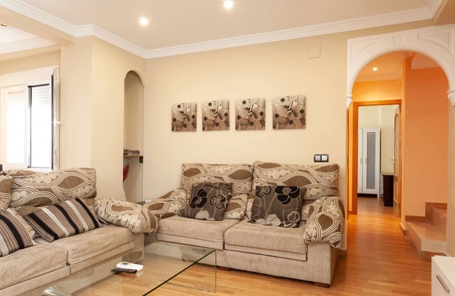 NEXT TO THE CENTER, IDEAL FAMILIES AND GROUPS, 7 HAB.