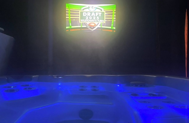 NFL Draft; 3 Bdrm home w/Hot tub, fenced in acre yard; pet friendly; De Pere, WI