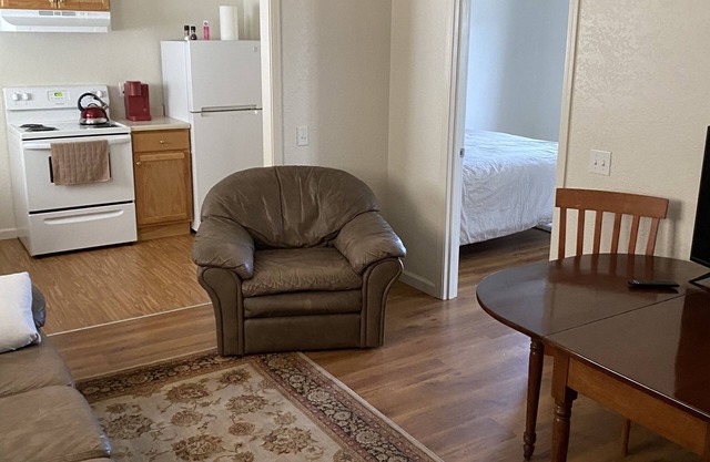 Nice 1 bedroom Studio upstairs in a quiet, safe, neighborhood w/ keyless entry