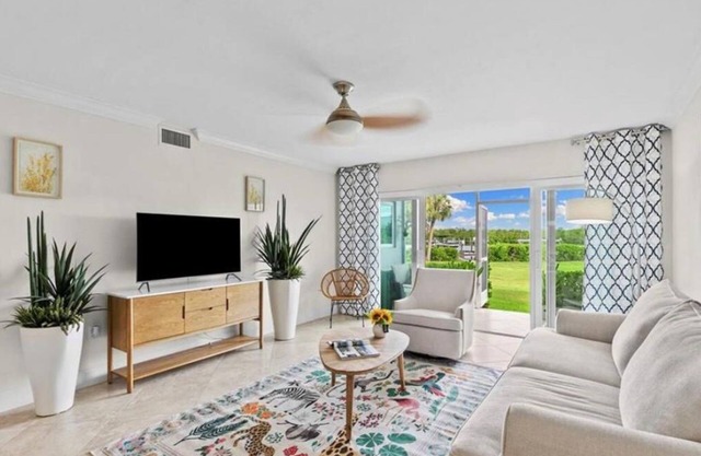 Nice 2-bedroom condo with AC in fabulous Naples with dock and pool ground floor!