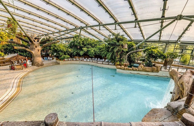 Nice apartment in villa for 8 guests with hot tub, WIFI, pool, TV, terrace and parking
