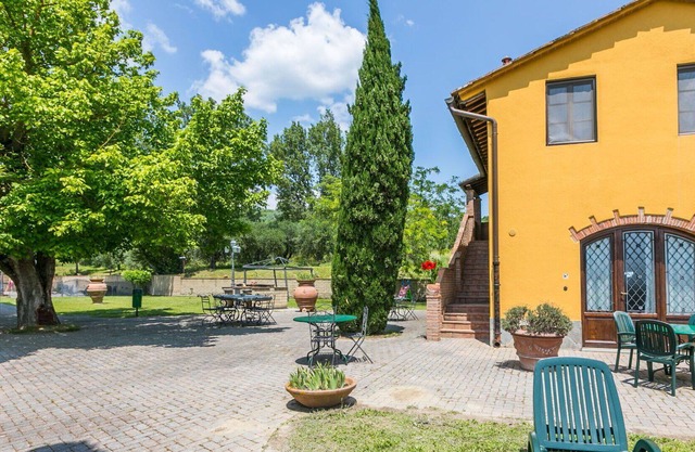 Nice apartment in villa for 4 guests with A/C, pool, WIFI, TV and parking