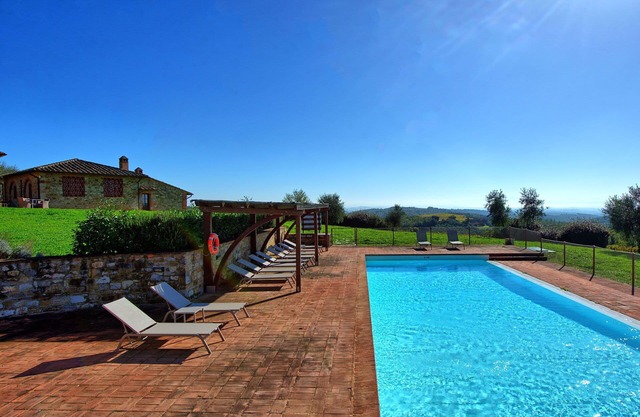 Nice apartment for 2 guests with pool, A/C, TV and panoramic view, close to Siena