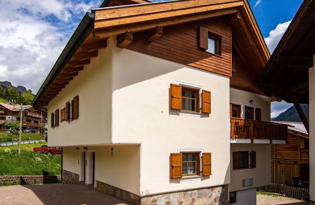 Nice apartment in villa for 8 guests with WIFI, TV, balcony, pets allowed and parking