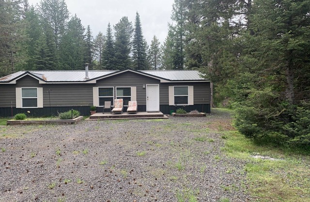 Nice cabin on large wooded lot near Cascade Reservoir-park, beach, & boat ramp