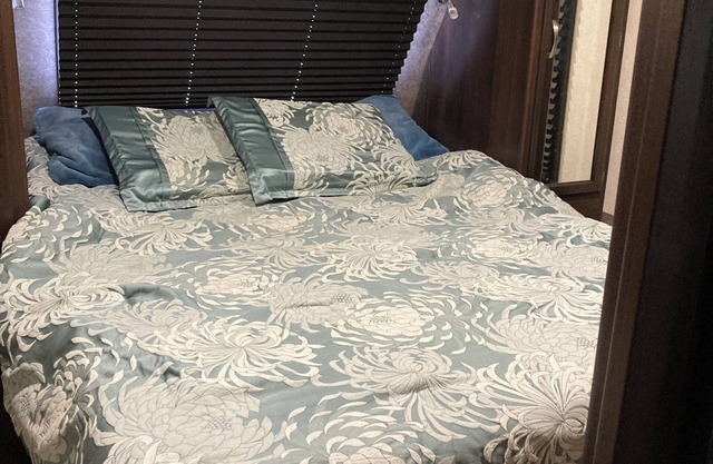 Nice camper in Old Town with fresh water springs all around. WIFI, AC and heat.