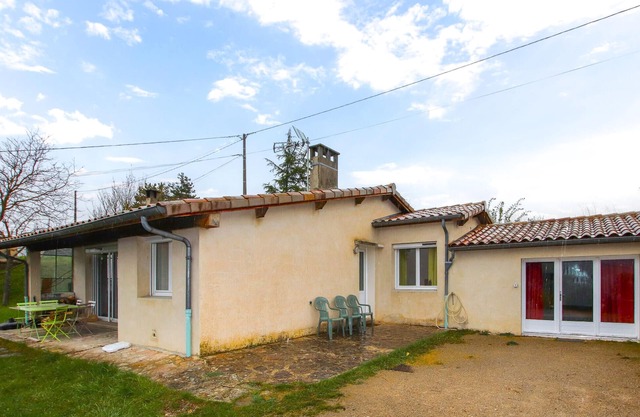 Nice home in Bourdeaux with kitchen