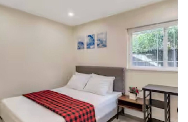 Nice House3/2 full baths/Convenient Location/Free wifi/laundry/parking/AC/Heat