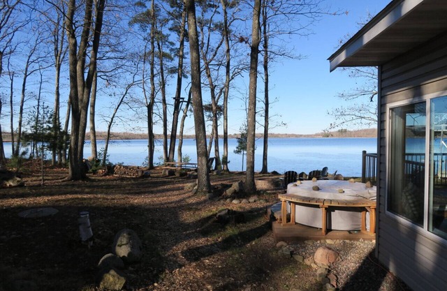 Nice Lake Escape, Hot Tub, Dog Friendly, on Trails