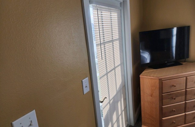 Nice quiet area, 10 min from the beach, indoor/outdoor pools, jacuzzi in room