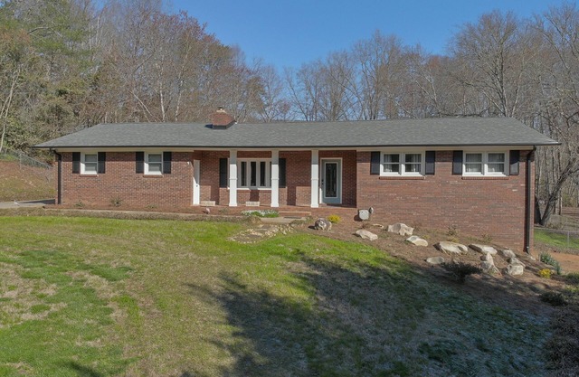 Nice quiet keyless entry home just 25 min to Lake Lure & Chimney Rock with barn