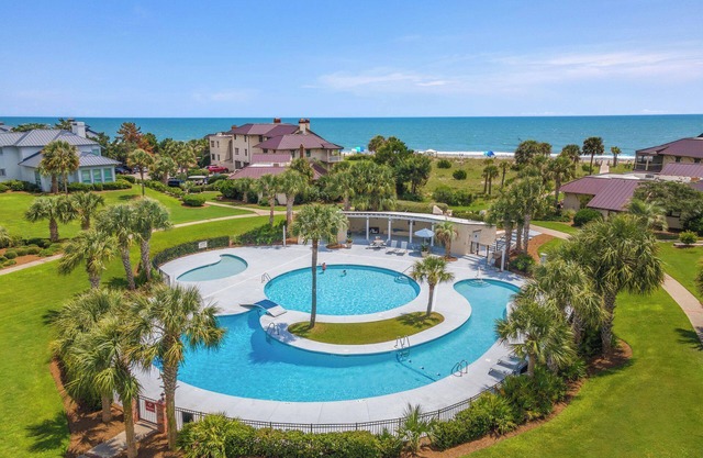 Nicely furnished downstairs villa; that opens to a porch overlooking the ocean