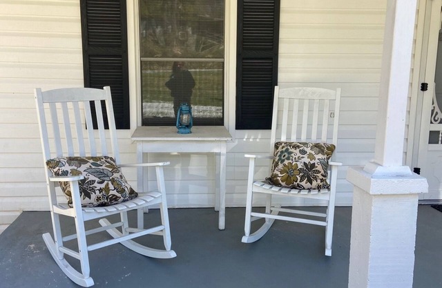 Nicely located, Cozy, PET Friendly cottage in beautiful Lake Toxaway, NC