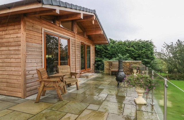 NICKY NOOK LODGE, with a garden in Scorton