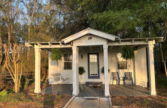 Nico's Cottage: Nestled in the woods next to DeMott Lakeside