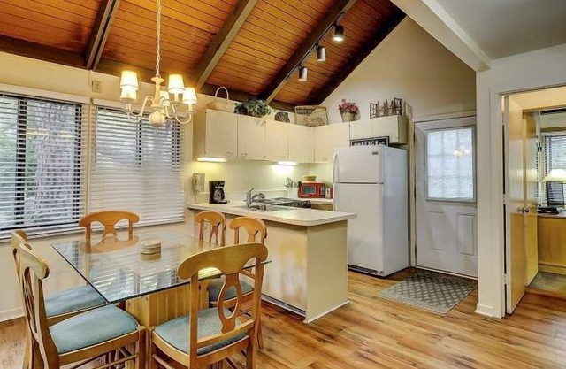 Night Heron 2 BDR plus loft villa in Sea Pines. Community Pool and Close to Beach Paths.