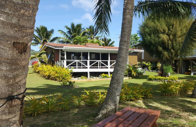 NIKAO COTTAGES UNIT 5 : Positioned directly on the beach with amazing sea views.