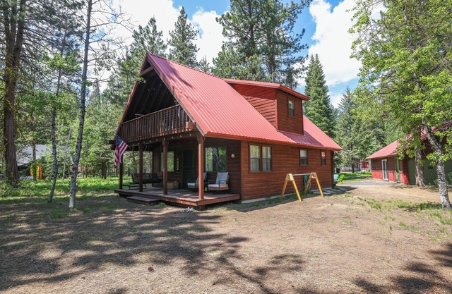 Nine Pines Outpost: Pet Friendly, Hot Tub, Game Room, w/Private Treetop Escape.