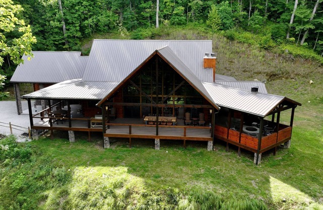 Nite Owl-Luxury Log Cabin Rental, Outdoor Fire Pit, Fire Place, High Speed Internet, Hot Tub, Pool Table, Open Concept- Nantahala NC