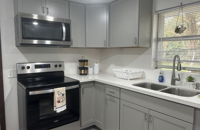 nnCharming and cozy cottage on the banks of the Caloosahatchee River& Lake Onnnn