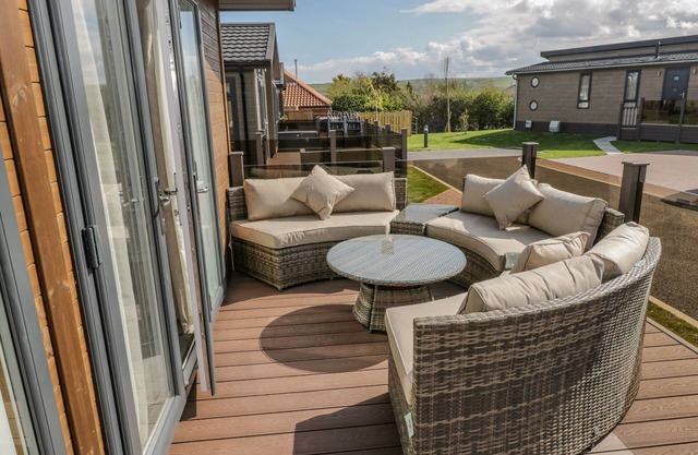 NO. 27 THE CRAB POT, pet friendly, with a garden in Staithes