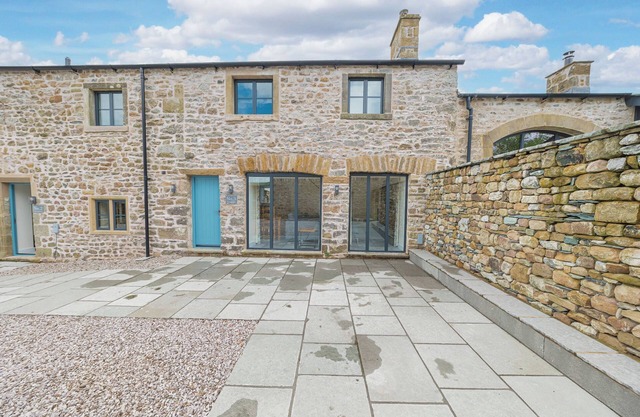 NO 3 THE COACH HOUSE, pet friendly in Thornton In Lonsdale