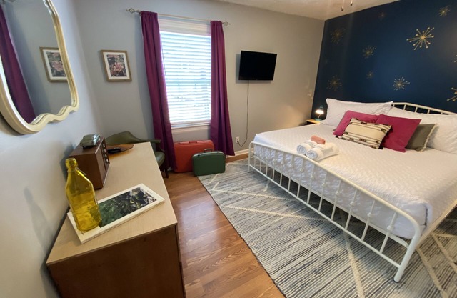 NO CLEANING FEE! Midcentury Modern 2 bedroom-sleeps 6-King, Queen & Sofa Bed