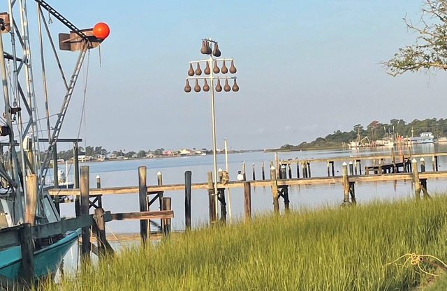 NO OWNER FEES ex pet. Close to Beaches but no Condos. 595/Wk Sat. to Sat.