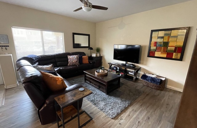 No Stairs! First Floor 2BD/2BTH + Murphy Bed Sleeps 4-6 -