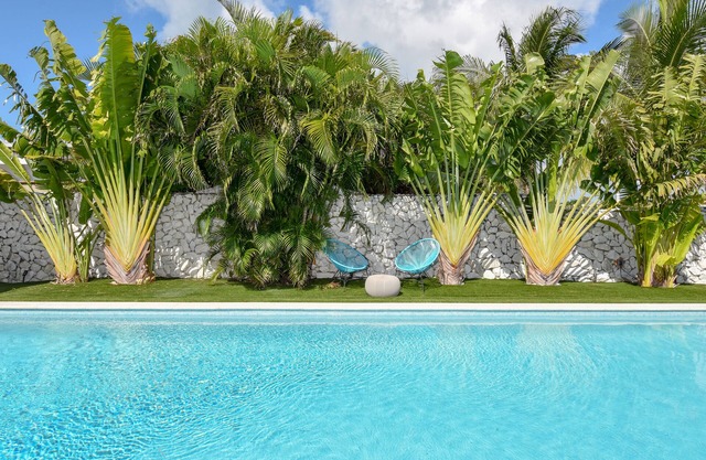 NoBeVIP: The PALMS HOUSE With Bay View, HEATED Pool and walk to the beach