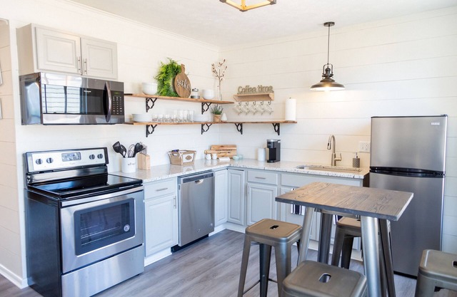 NoKno Flats - Simple Serenity: 2 BR, 1.5 BA in North Knoxville